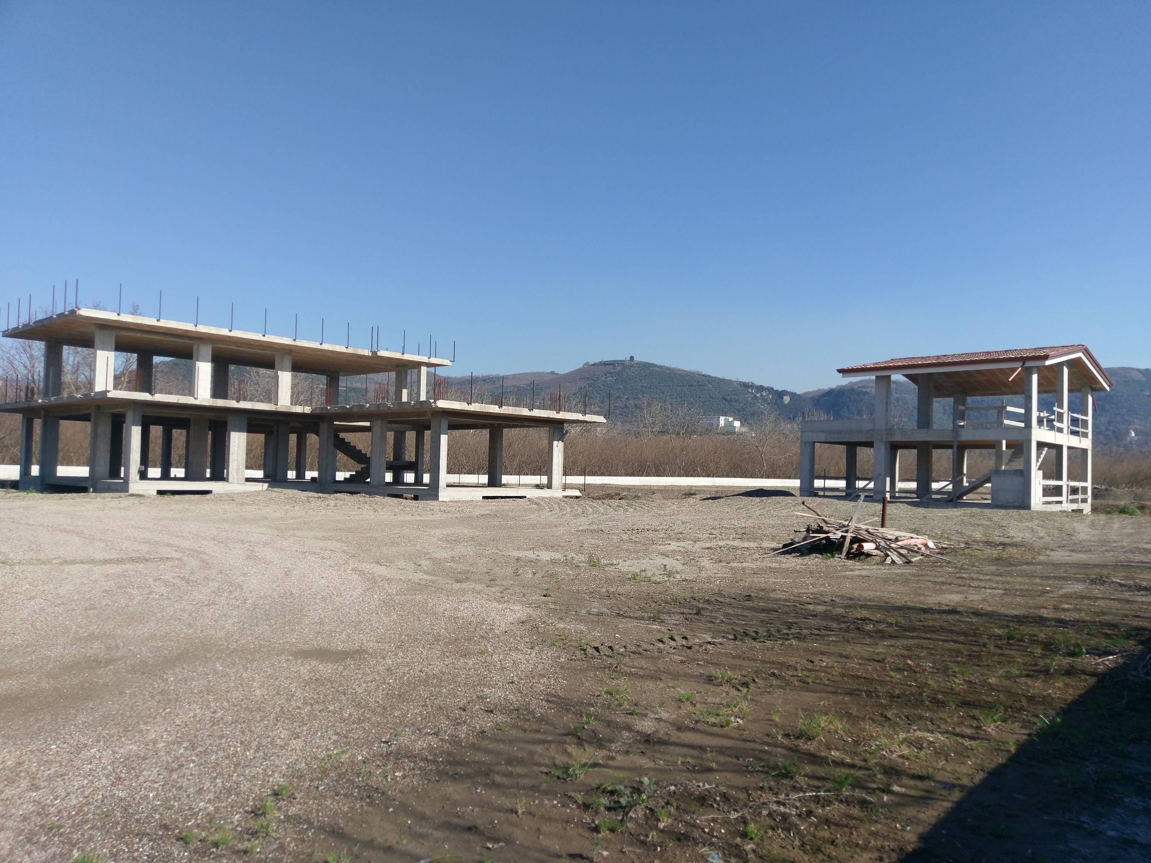 2 Fabbricati Indipendenti allo stato grezzo con 9000 mq di terreno.